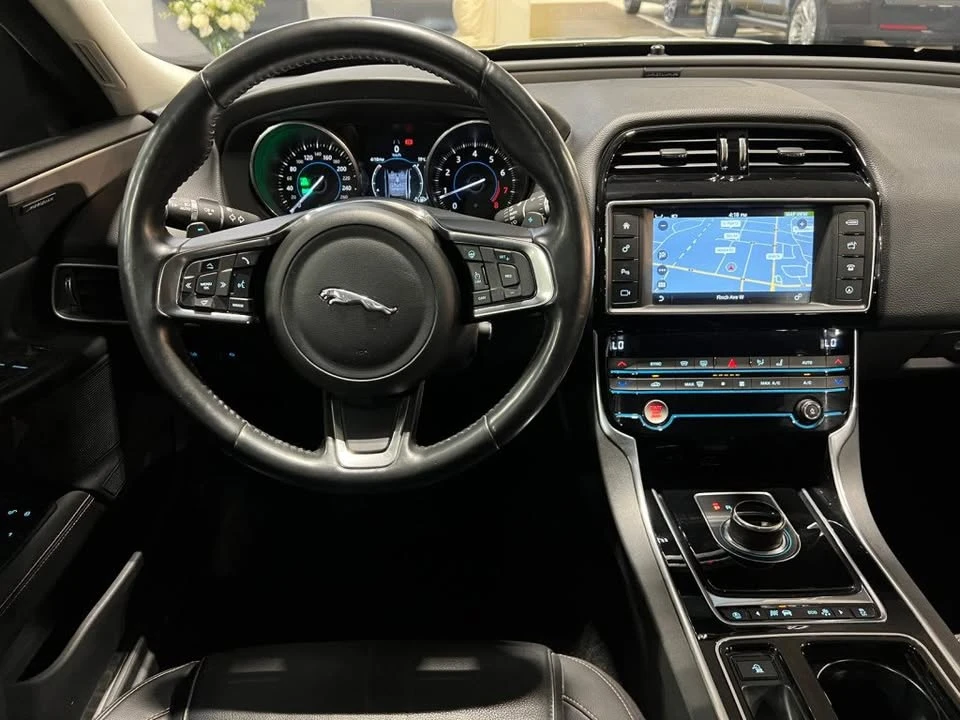 2018 Jaguar XE - Image 7 of 10
