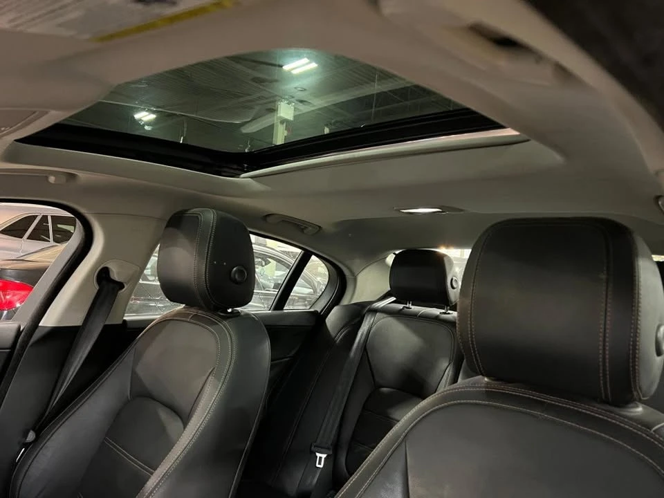 2018 Jaguar XE - Image 9 of 10