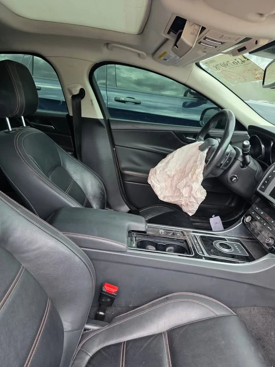 2018 Jaguar XE - Image 6 of 13