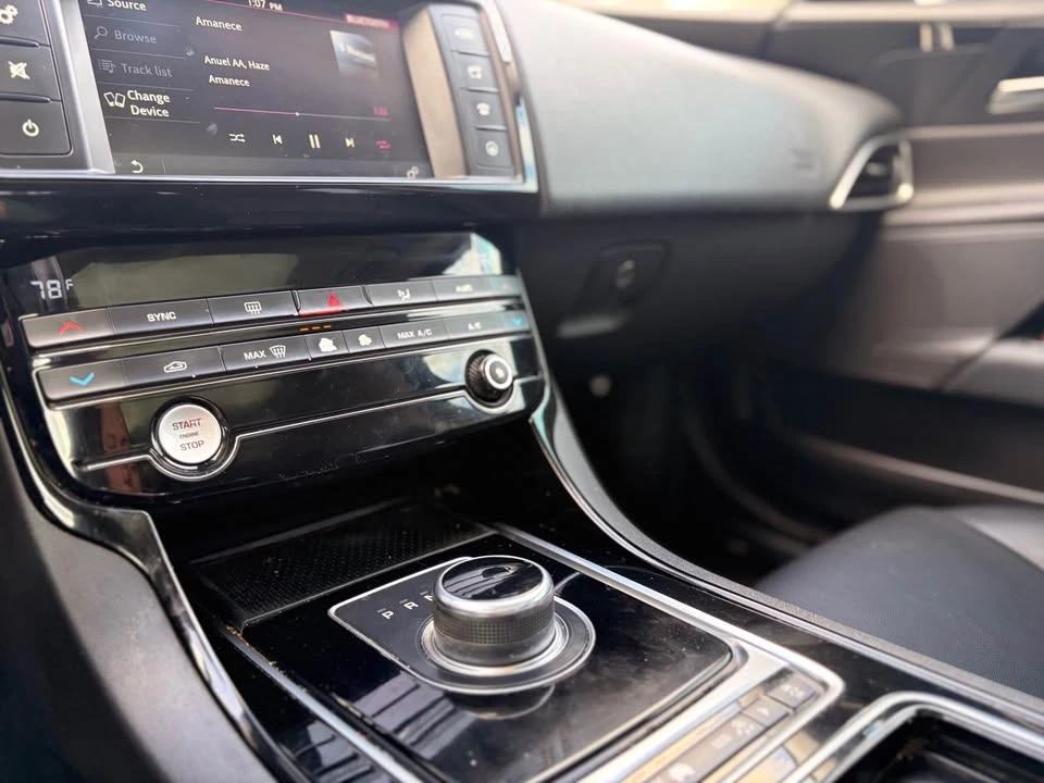 2018 Jaguar XE - Image 10 of 11