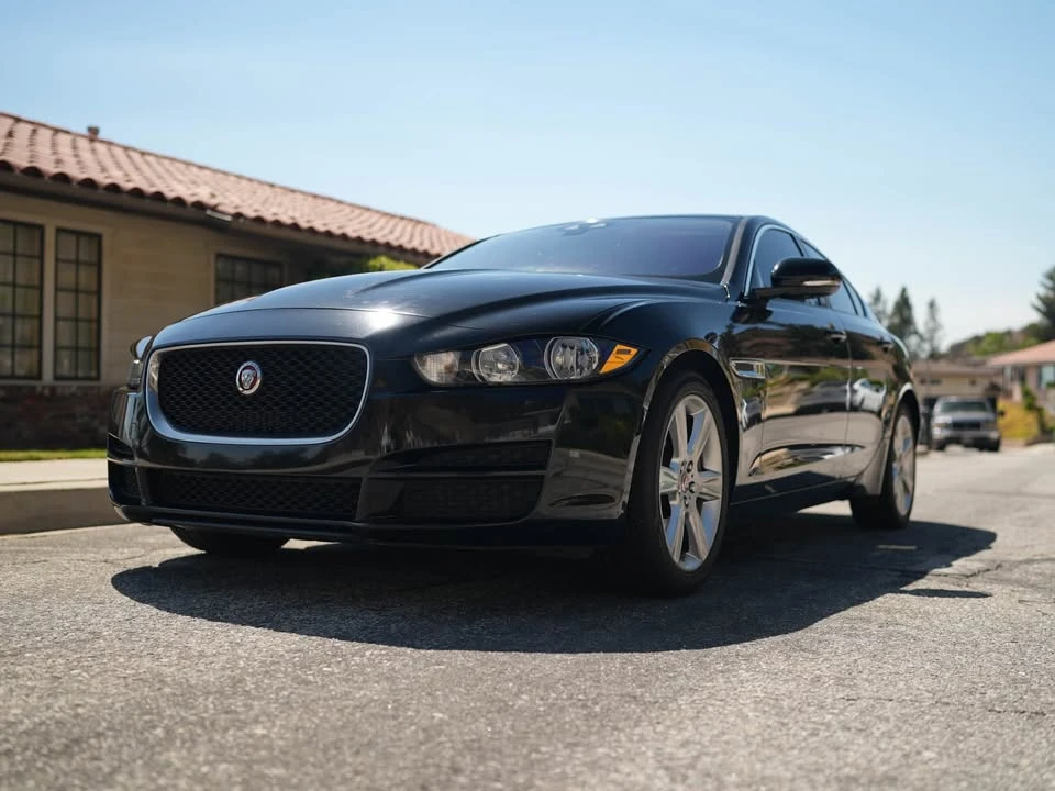 2018 Jaguar XE - Image 5 of 16