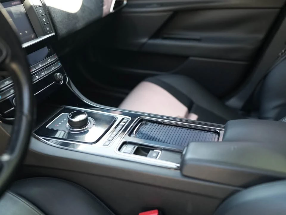 2018 Jaguar XE - Image 13 of 16