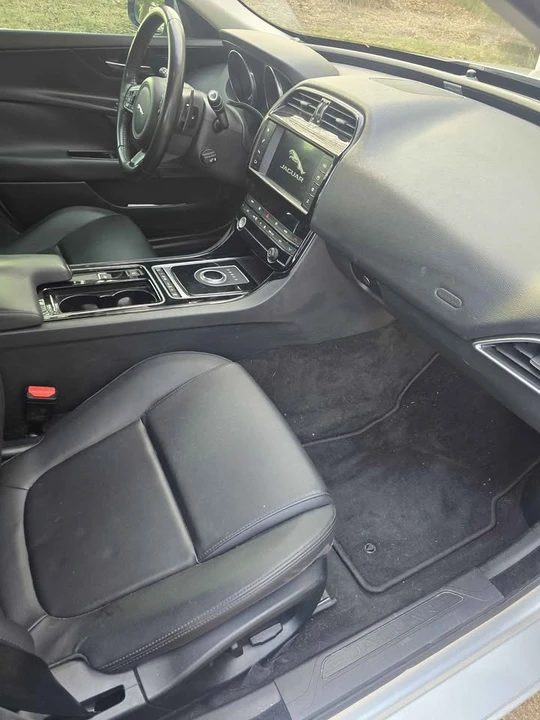 2018 Jaguar XE - Image 6 of 13