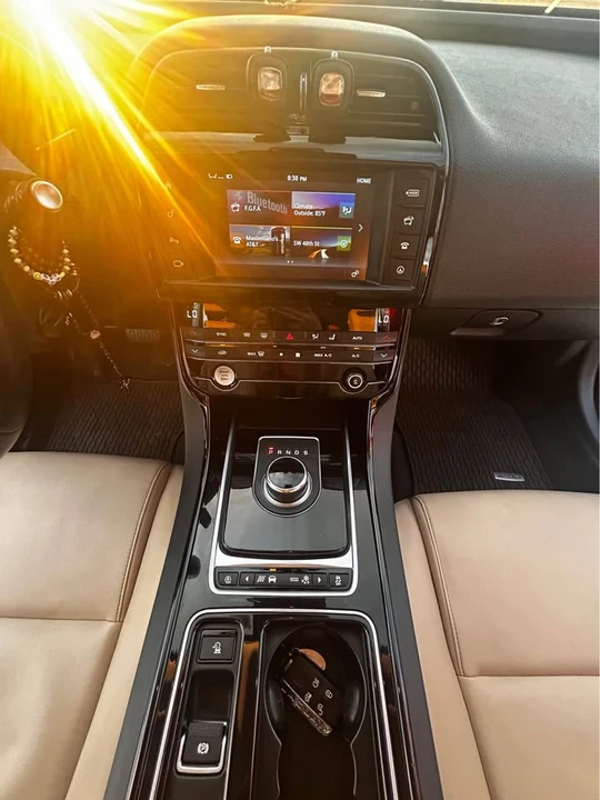 2018 Jaguar XE - Image 4 of 9