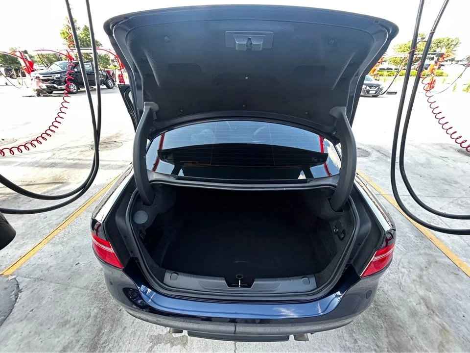2018 Jaguar XE - Image 8 of 9