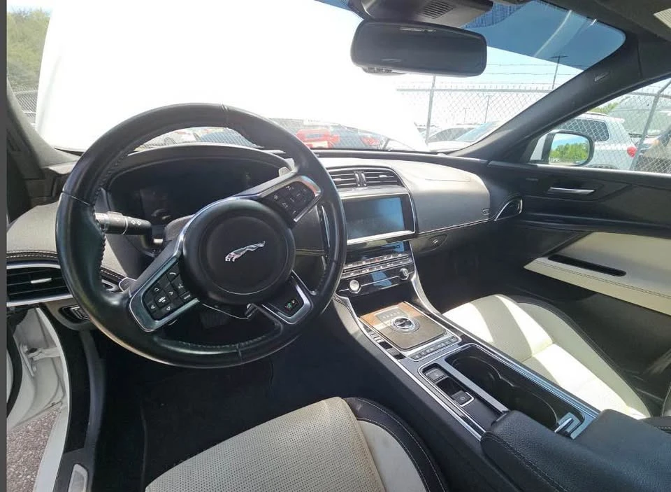 2018 Jaguar XE - Image 7 of 10