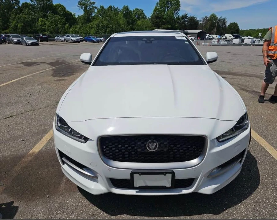 2018 Jaguar XE - Image 3 of 10