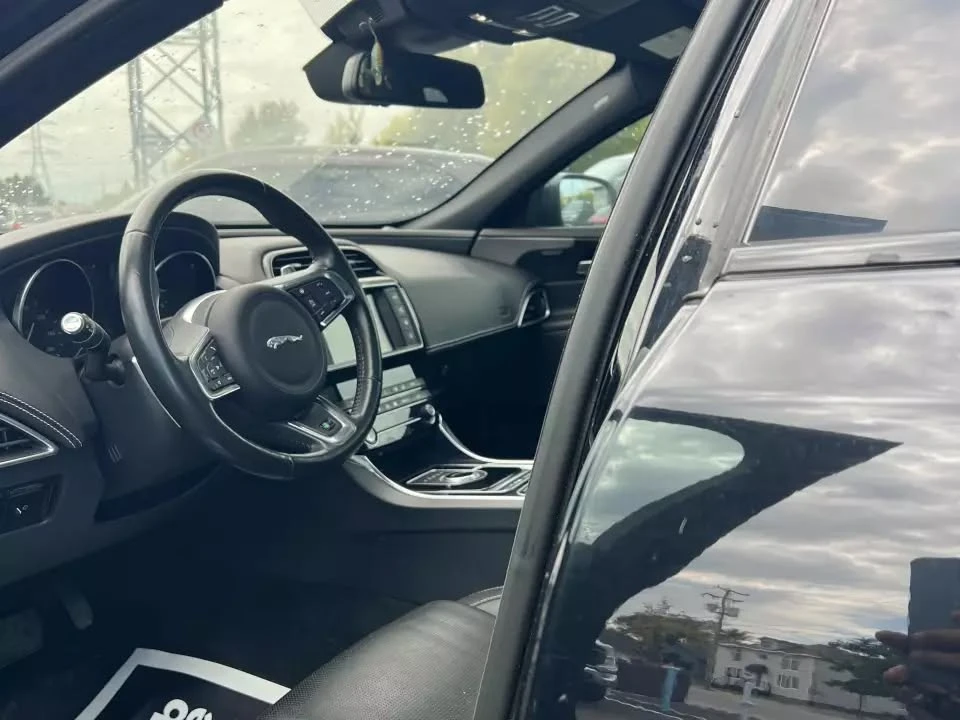 2018 Jaguar XE - Image 5 of 5