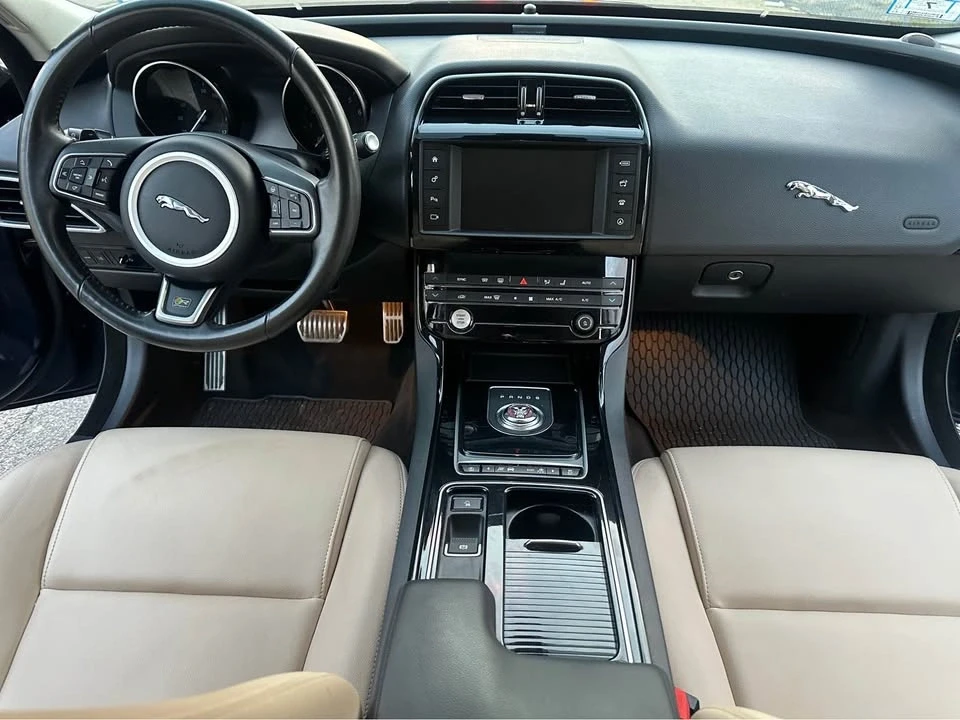 2018 Jaguar XE - Image 14 of 20
