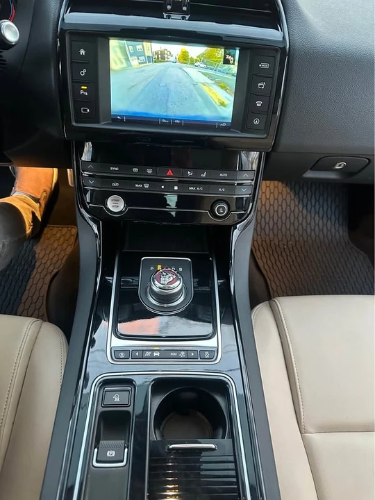 2018 Jaguar XE - Image 17 of 20
