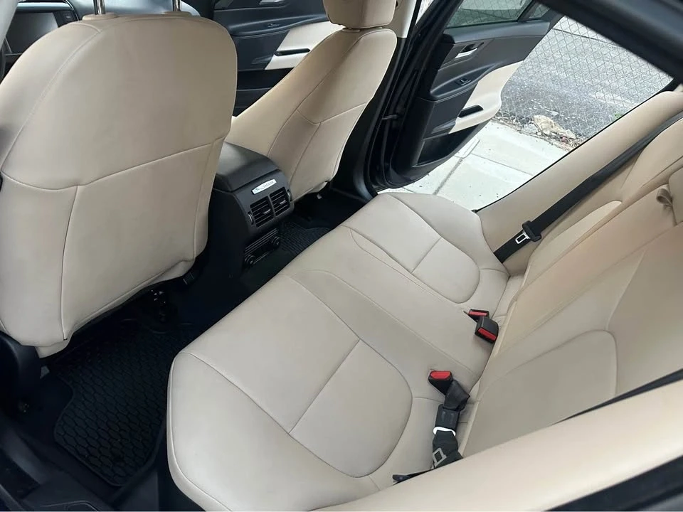 2018 Jaguar XE - Image 11 of 20