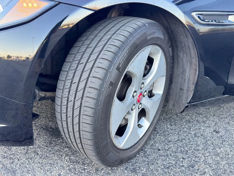 2018 Jaguar XE - Image 19 of 20