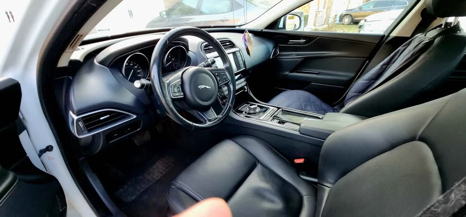 2018 Jaguar XE - Image 4 of 6
