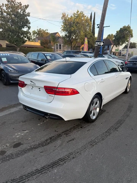2018 Jaguar XE - Image 5 of 10