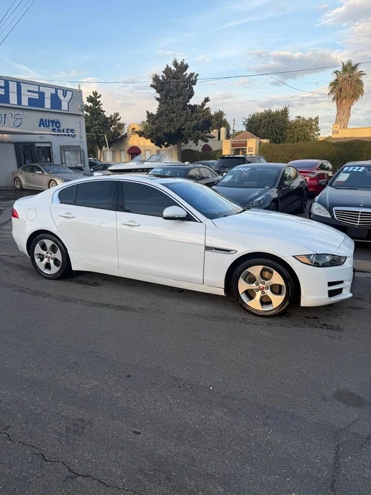 2018 Jaguar XE - Image 4 of 10