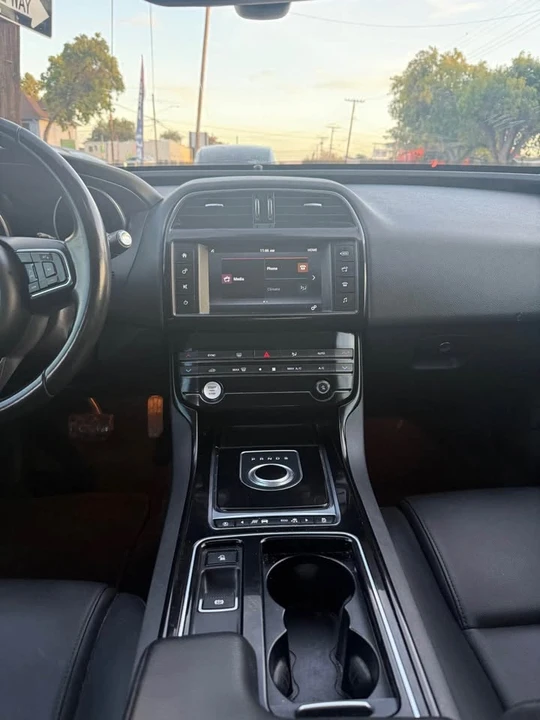 2018 Jaguar XE - Image 8 of 10