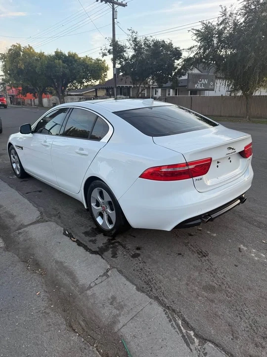 2018 Jaguar XE - Image 7 of 10