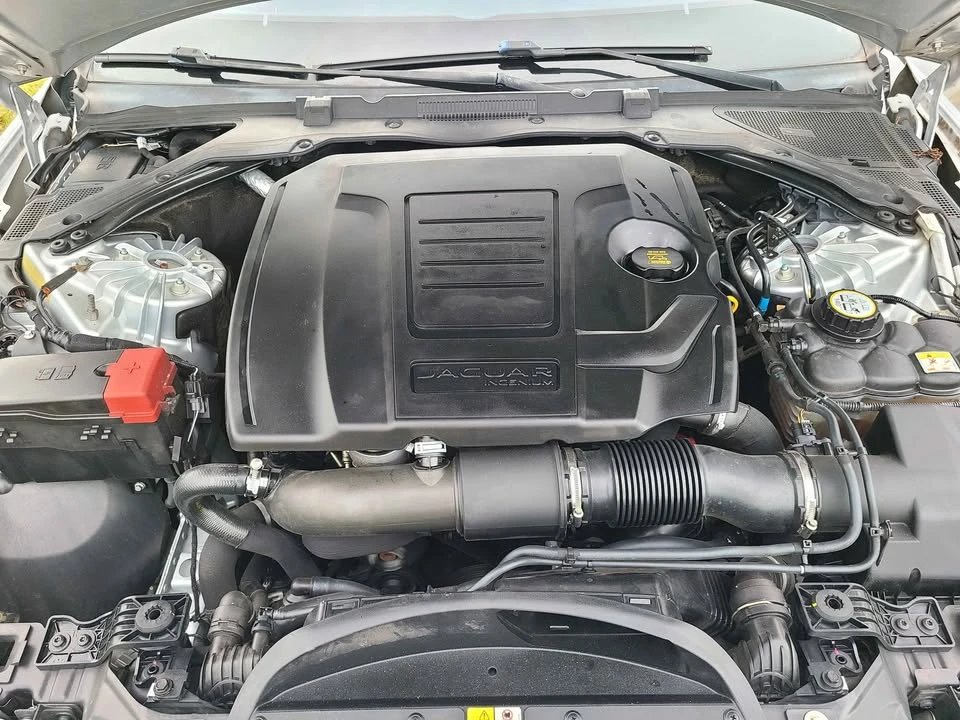 2018 Jaguar XE - Image 13 of 14