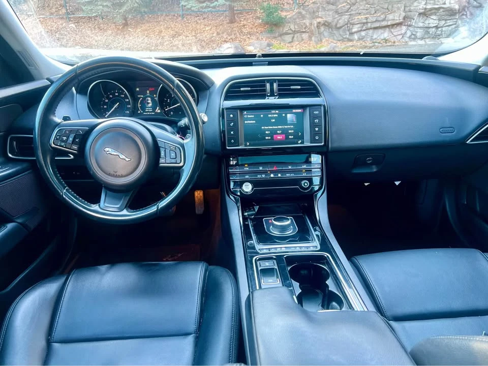 2018 Jaguar XE - Image 10 of 11