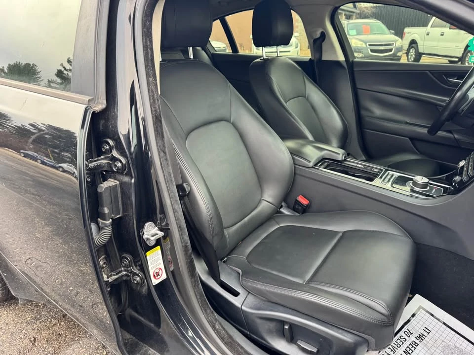 2018 Jaguar XE - Image 7 of 16