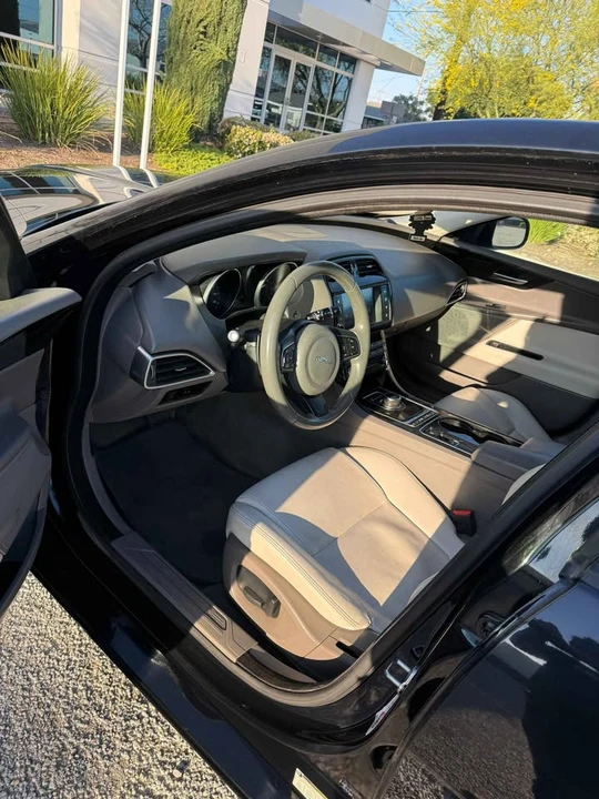 2018 Jaguar XE - Image 11 of 11
