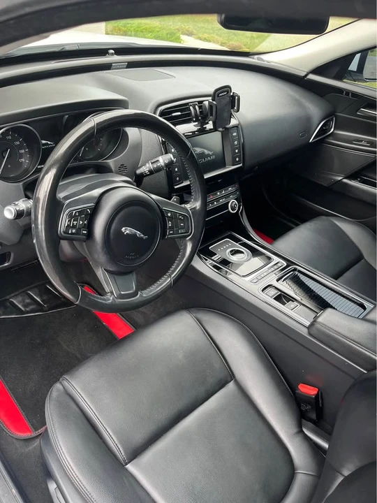 2018 Jaguar XE - Image 5 of 8