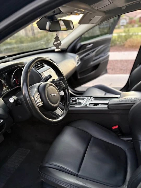 2018 Jaguar XE - Image 9 of 20