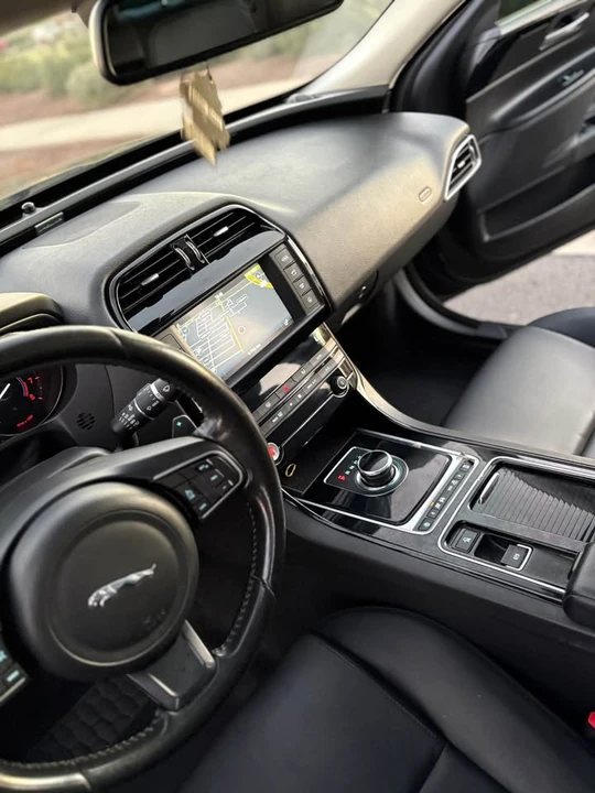 2018 Jaguar XE - Image 8 of 20