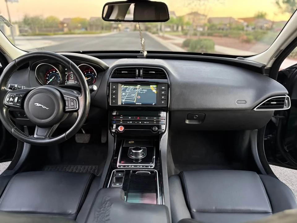 2018 Jaguar XE - Image 7 of 20