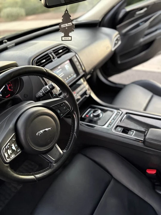 2018 Jaguar XE - Image 11 of 20