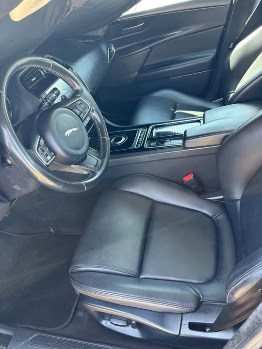 2018 Jaguar XE - Image 6 of 7