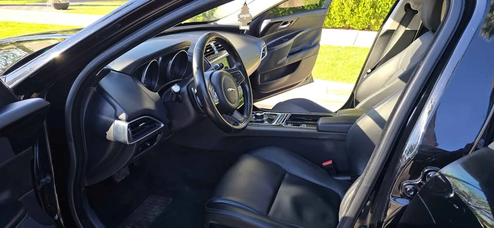 2018 Jaguar XE - Image 8 of 10