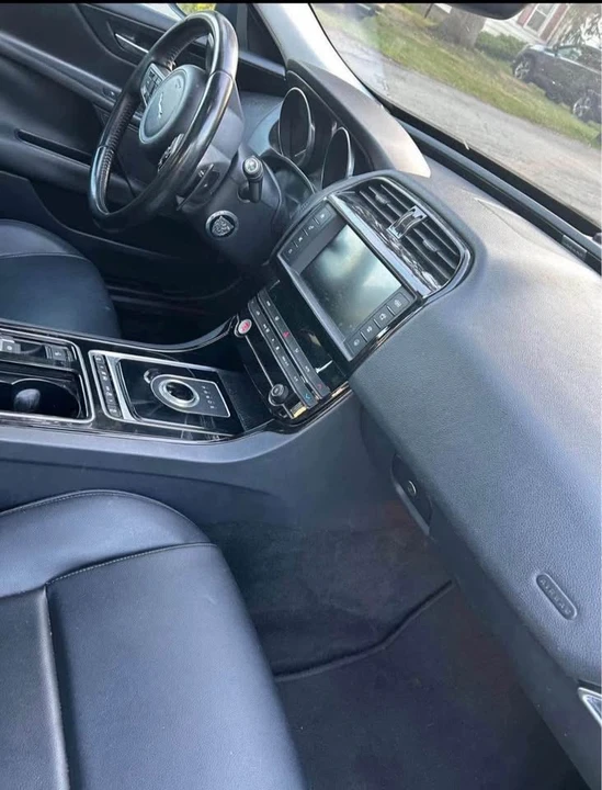2018 Jaguar XE - Image 7 of 9