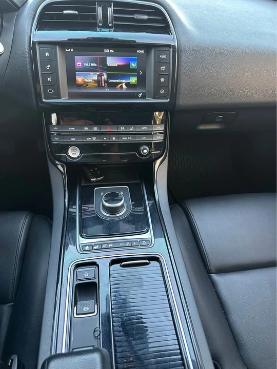 2018 Jaguar XE - Image 11 of 20
