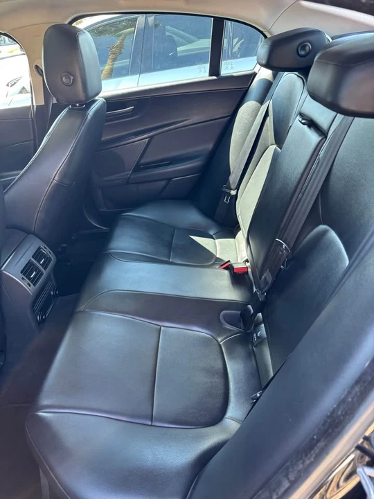 2018 Jaguar XE - Image 7 of 7