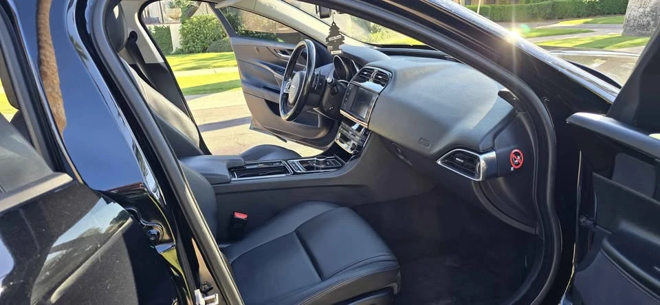 2018 Jaguar XE - Image 7 of 10