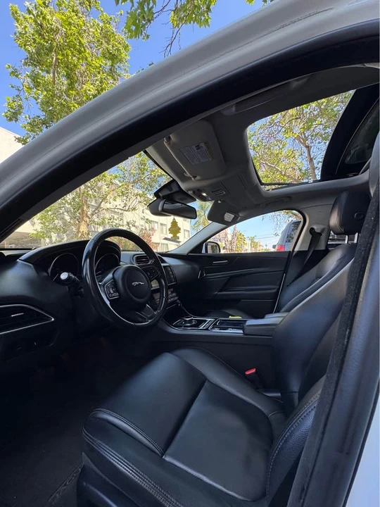2018 Jaguar XE - Image 4 of 8