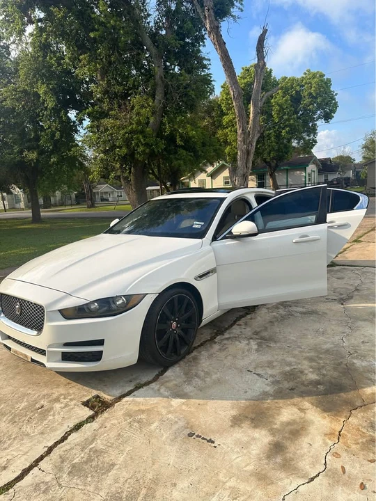 2018 Jaguar XE - Image 3 of 15