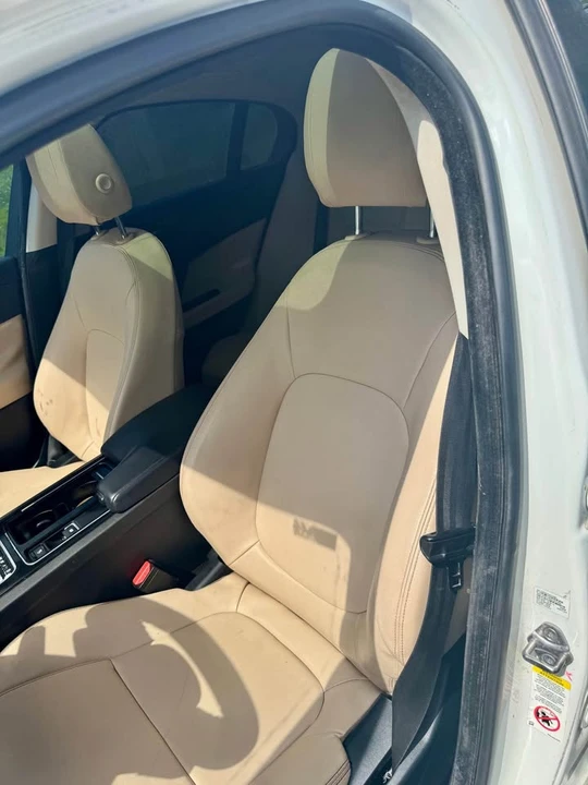 2018 Jaguar XE - Image 9 of 15