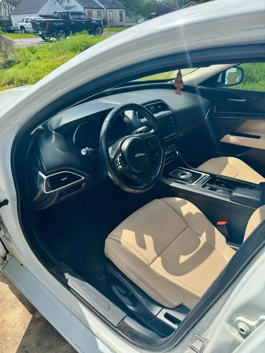 2018 Jaguar XE - Image 8 of 15