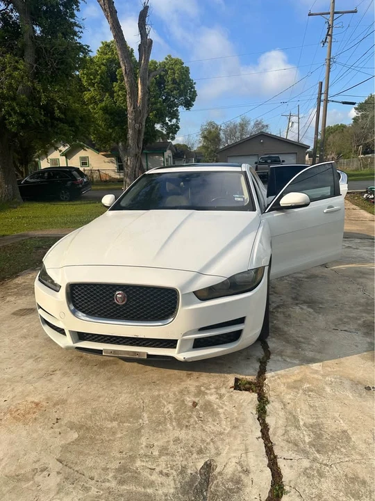 2018 Jaguar XE - Image 2 of 15