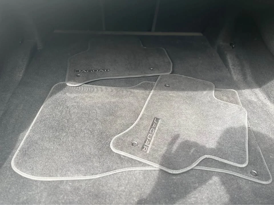2018 Jaguar XE - Image 8 of 8