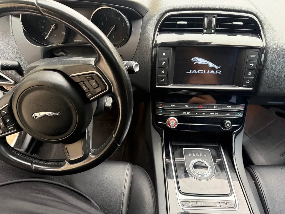 2018 Jaguar XE - Image 10 of 13