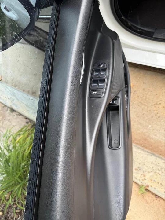 2018 Jaguar XE - Image 11 of 18