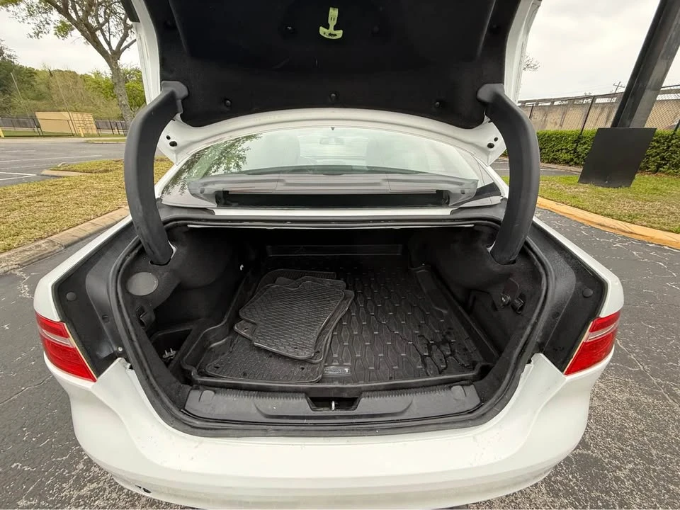 2018 Jaguar XE - Image 11 of 12