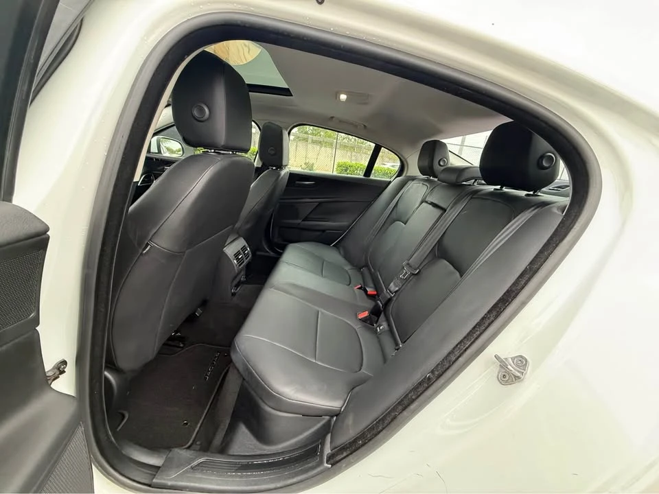 2018 Jaguar XE - Image 9 of 12