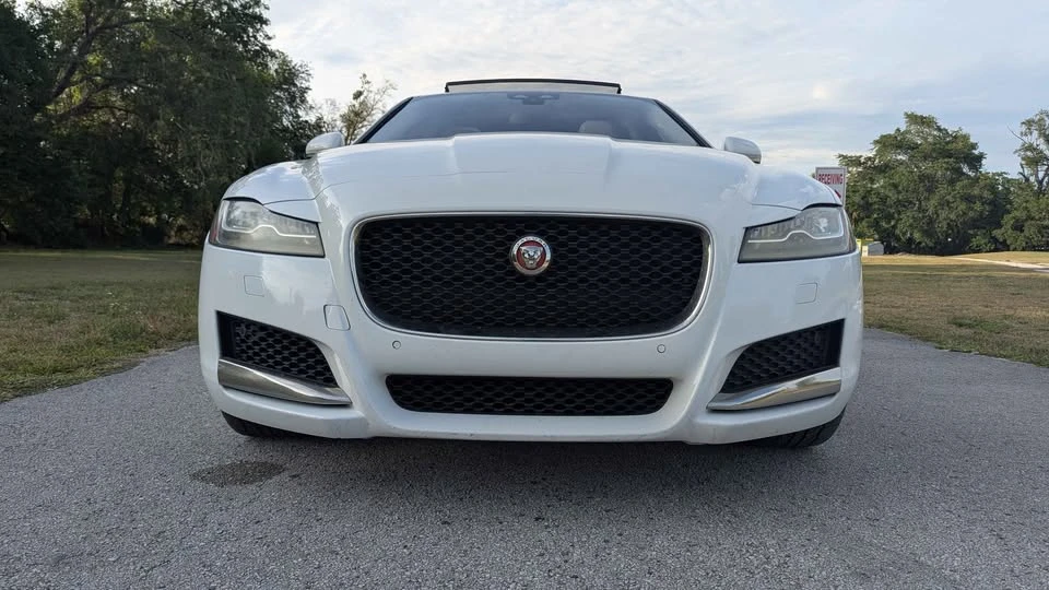 2018 Jaguar XE - Image 8 of 19