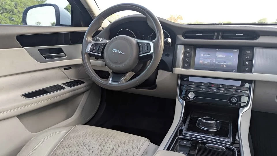 2018 Jaguar XE - Image 17 of 19