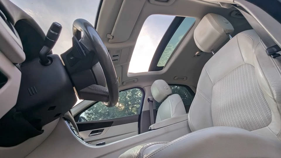 2018 Jaguar XE - Image 15 of 19