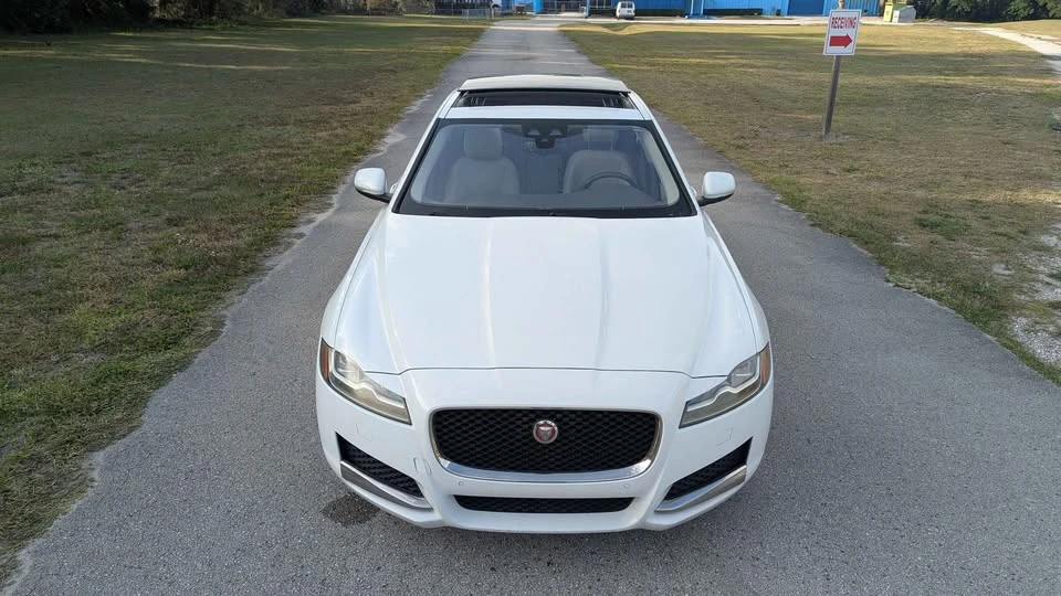 2018 Jaguar XE - Image 9 of 19